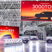 Zwei große rote Plakate in einer Autofabrik