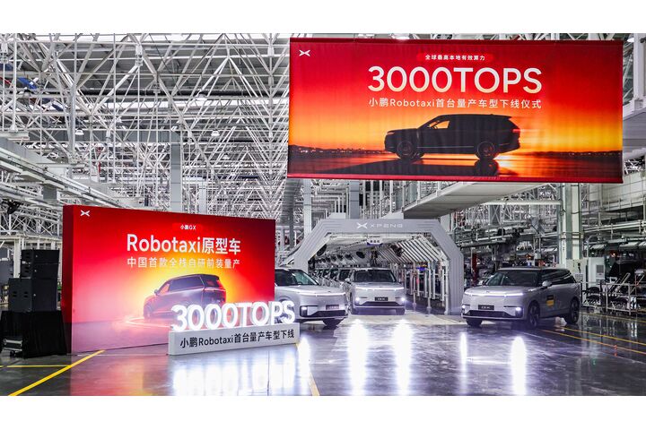 Zwei große rote Plakate in einer Autofabrik