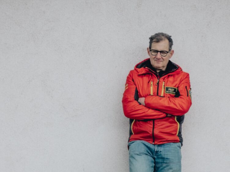 Robert Schornsteiner Helikopterpilot Robert Schornsteiner mit roter Jacke.