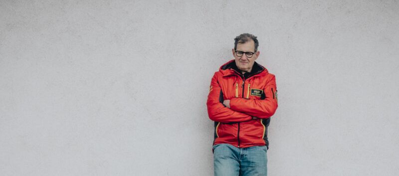 Helikopterpilot Robert Schornsteiner mit roter Jacke.