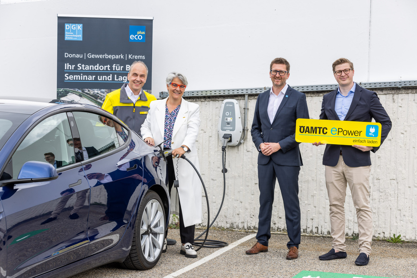 ÖAMTC ePower im Donau Gewerbepark Krems Personen mit E-Auto und Ladestation