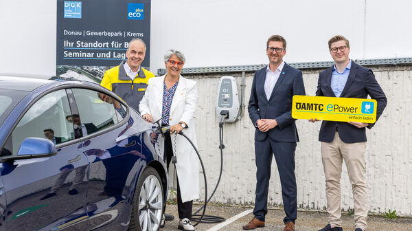 ÖAMTC ePower im Donau Gewerbepark Krems Personen mit E-Auto und Ladestation