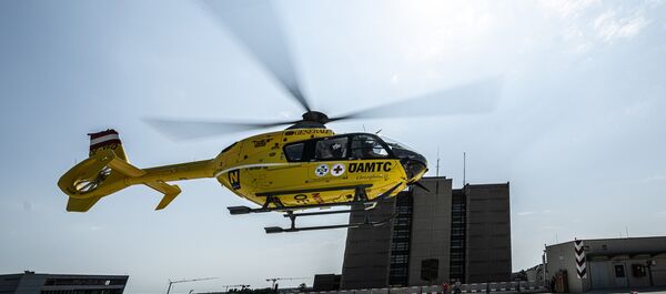 Christophorus-Notarzthubschrauber 33 im Anflug auf einen Dachlandeplatz.