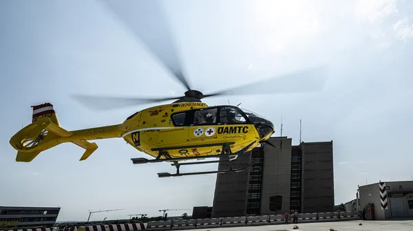 Christophorus-Notarzthubschrauber 33 im Anflug auf einen Dachlandeplatz.