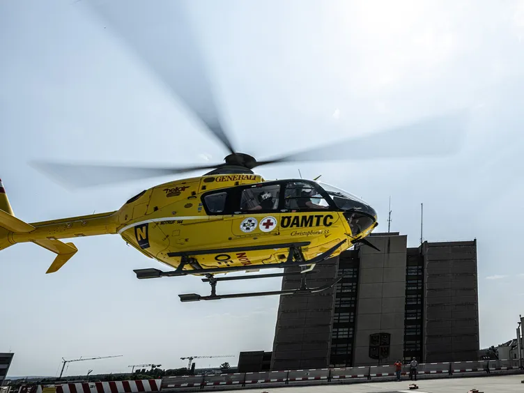 Christophorus-Notarzthubschrauber 33 im Anflug auf einen Dachlandeplatz.