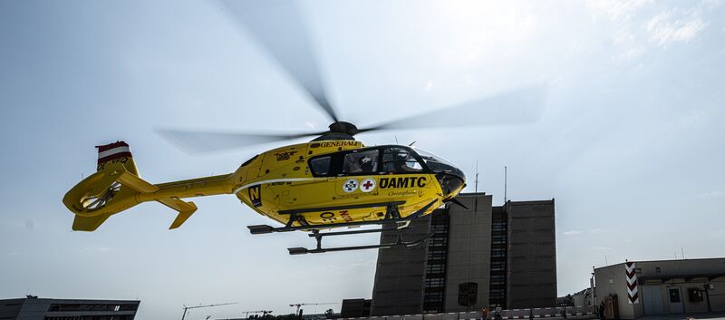 Christophorus-Notarzthubschrauber 33 im Anflug auf einen Dachlandeplatz.