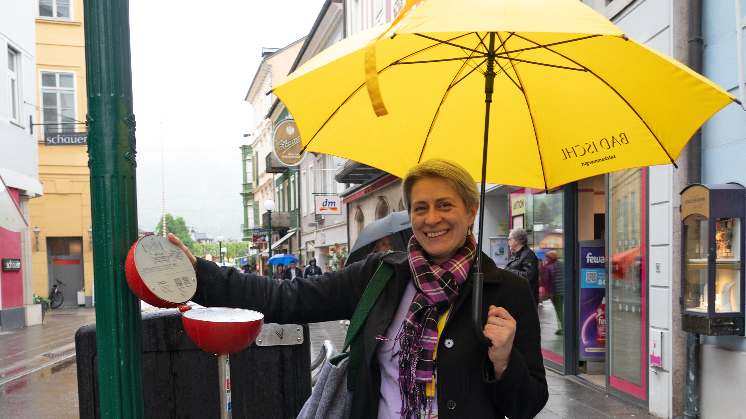 Guide Katharina zeigt eine Kunstinstallation in Bad Ischl.