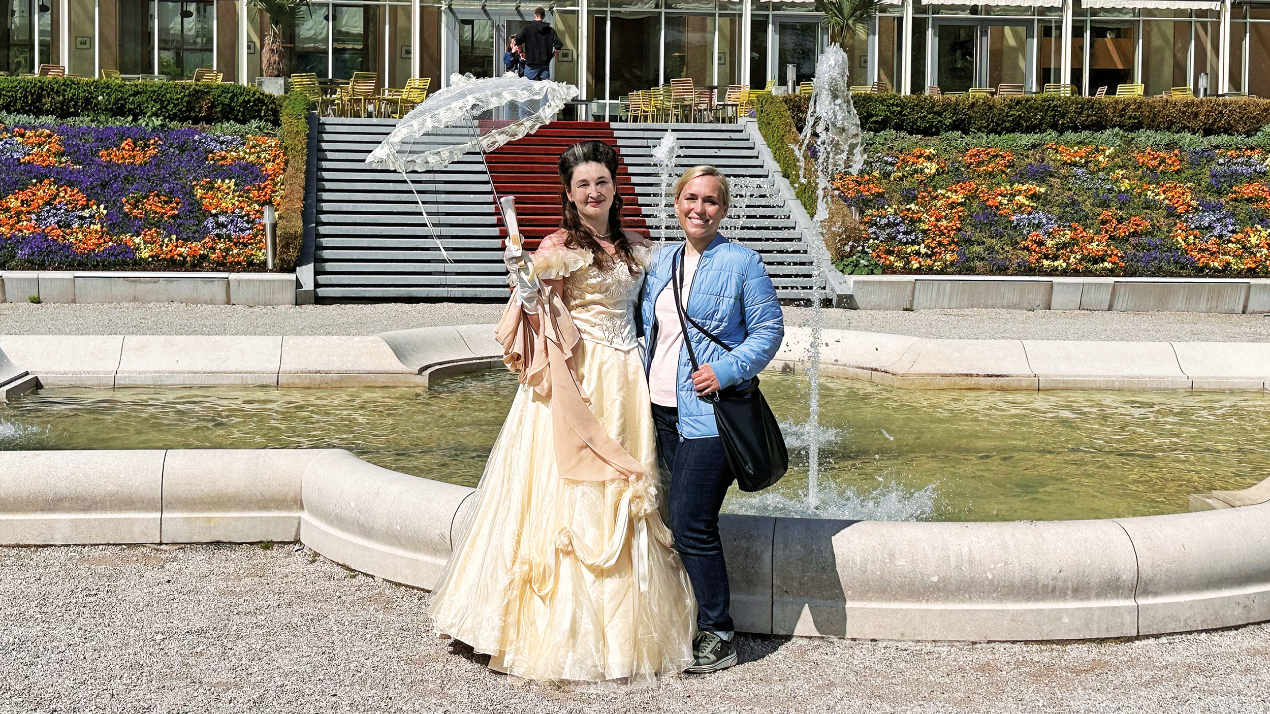Die Redakteurin gemeinsam mit der Sisi-Darstellerin vor dem Kongresshaus in Bad Ischl.