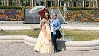Die Redakteurin gemeinsam mit der Sisi-Darstellerin vor dem Kongresshaus in Bad Ischl.