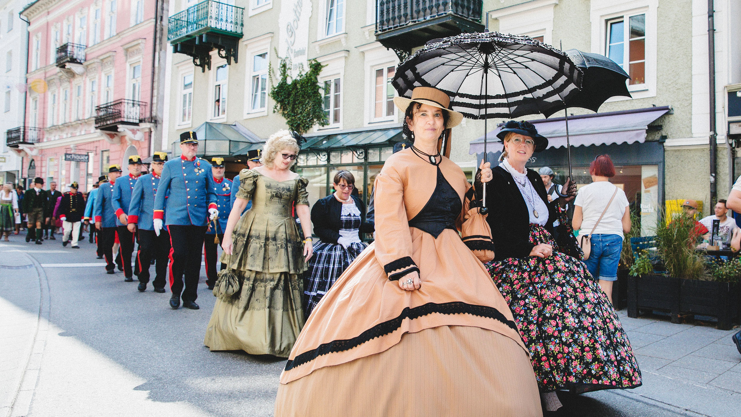 Damen und Herren im Kostümen anlässlich des Kaisergeburtstags in Bad Ischl.
