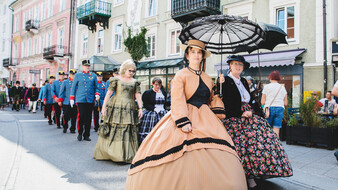 Damen und Herren im Kostümen anlässlich des Kaisergeburtstags in Bad Ischl.