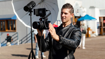 Daniel Gossmann mit Kamera am Set für ein Fotoshooting.