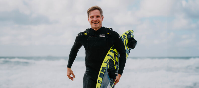 Surfer Joao Cordas mit seinem Board am Strand