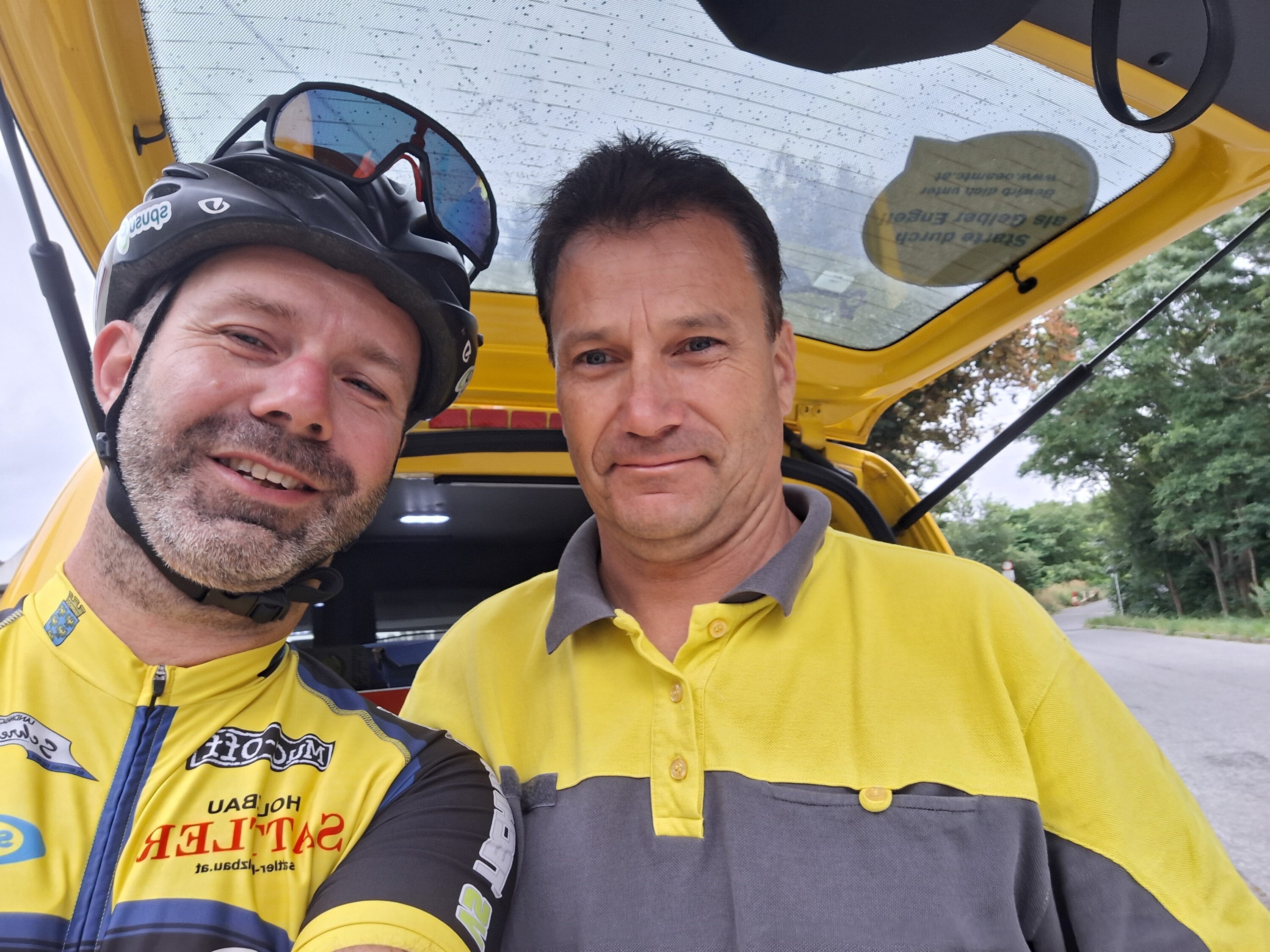 2 Männer stehen vor einem Pannenfahrzeug