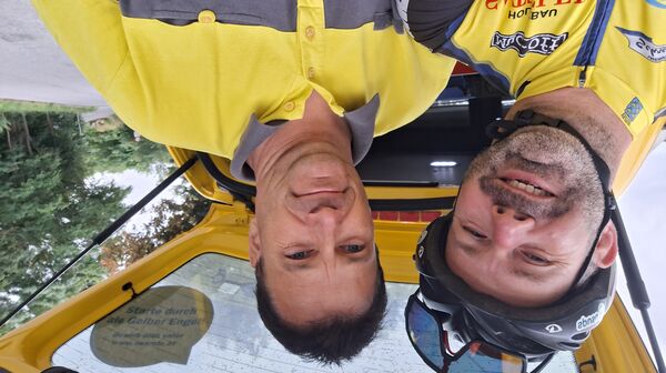 2 Männer stehen vor einem Pannenfahrzeug