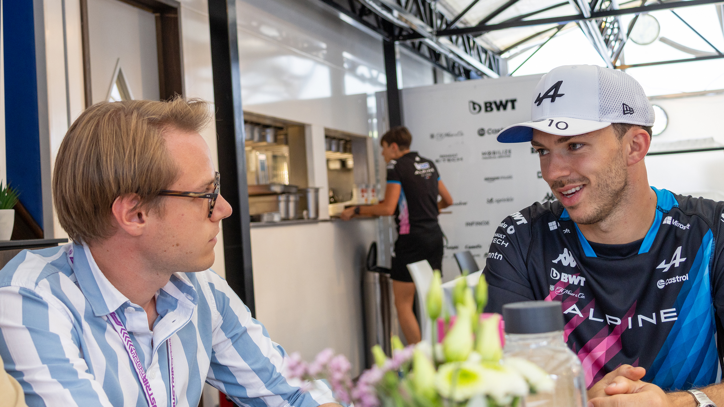 Der Formel-1-Fahrer Pierre Gasly unterhält sich mit einem Journalisten.