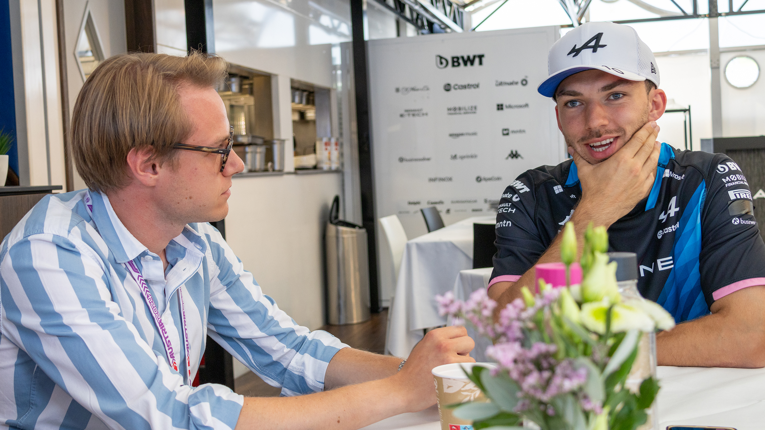 Der Formel-1-Fahrer Pierre Gasly unterhält sich mit einem Journalisten.