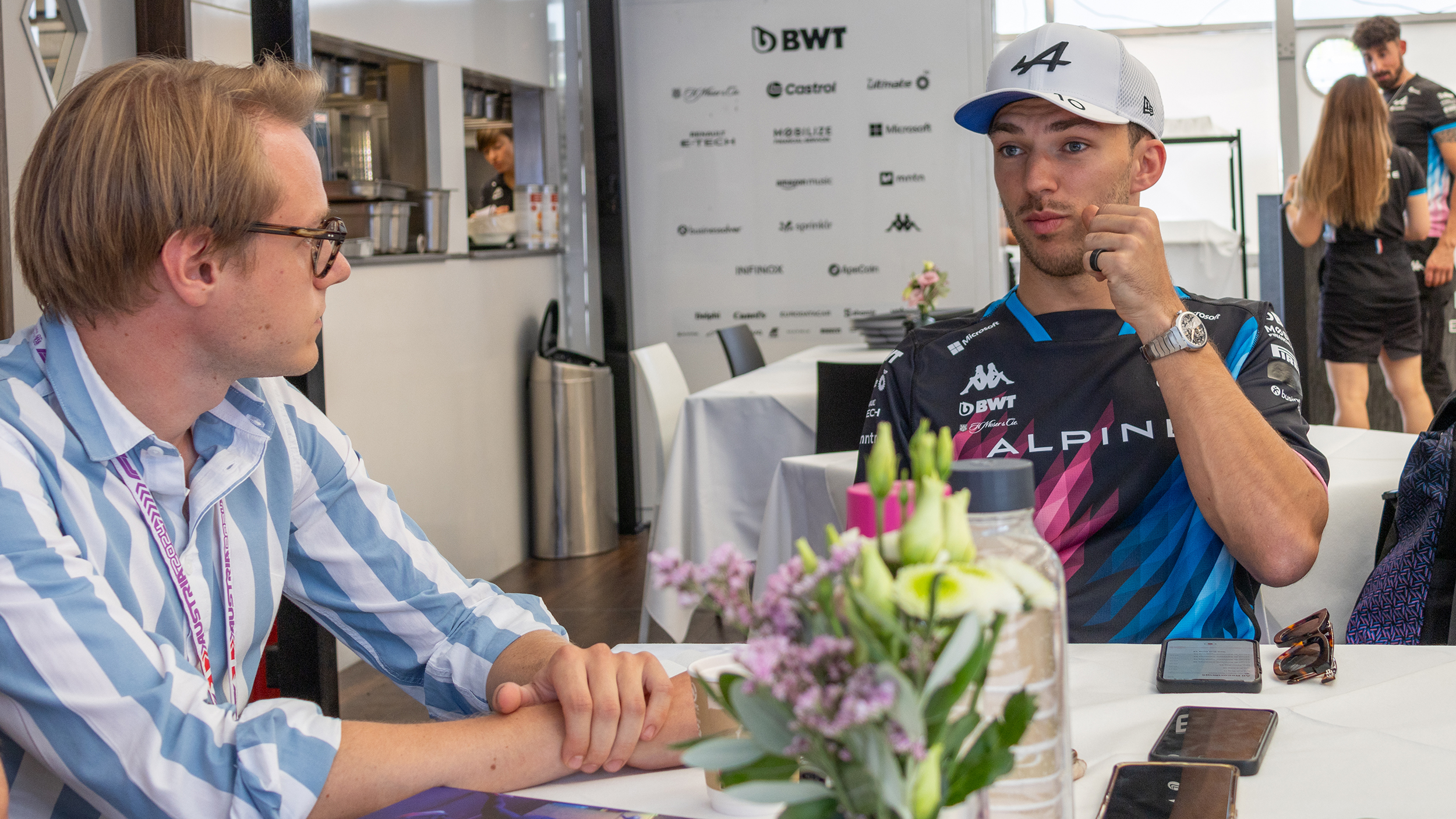 Der Formel-1-Fahrer Pierre Gasly unterhält sich mit einem Journalisten.