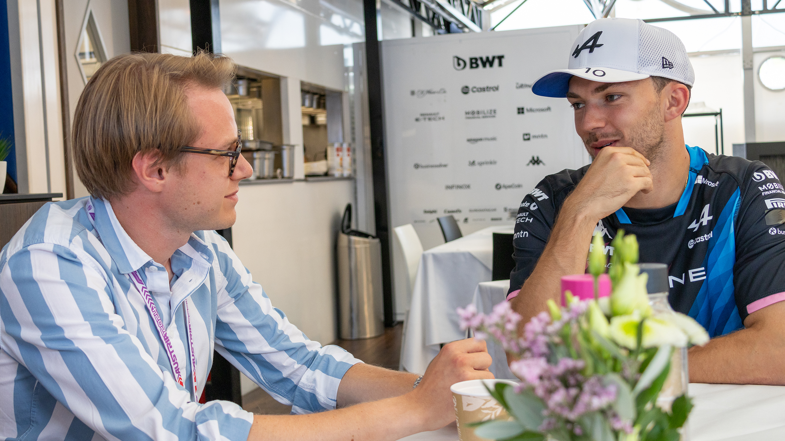 Der Formel-1-Fahrer Pierre Gasly unterhält sich mit einem Journalisten.