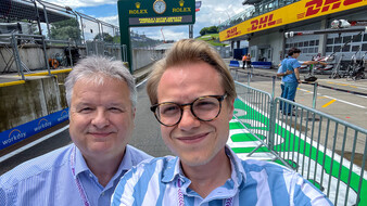 Selbstaufnahme eines Journalisten und Fotografen in der Boxengasse am Red Bull Ring.