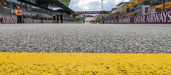 Nahaufnahme des Asphalts der Start-Ziel-Gerade des Red Bull Rings.