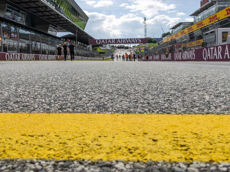 Nahaufnahme des Asphalts der Start-Ziel-Gerade des Red Bull Rings.