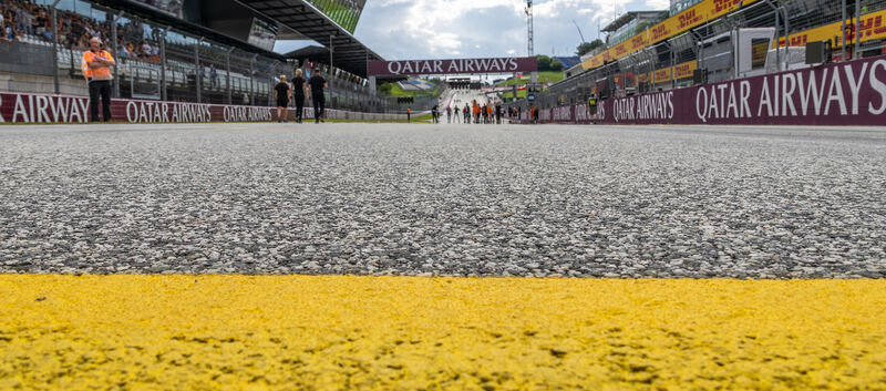 Nahaufnahme des Asphalts der Start-Ziel-Gerade des Red Bull Rings.