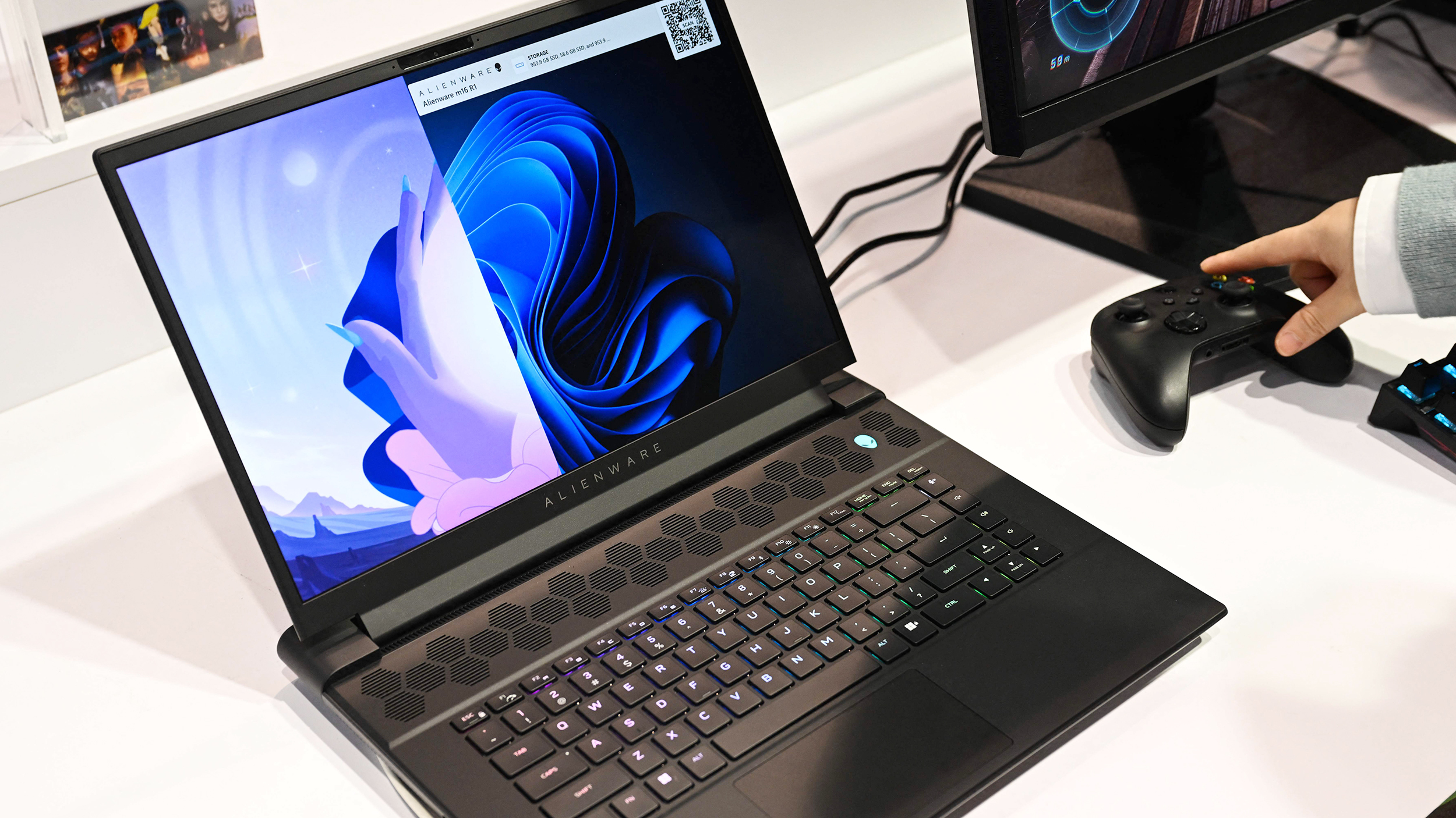 Ein schwarzer Gaming Laptop steht aufgeklappt auf dem Tisch.
