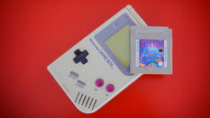 Ein originaler Game Boy mit dem Spiel «Tetris» liegt am 28.04.2014 in Dresden (Sachsen) auf einem Tisch.