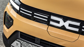 Dacia-Logo an der Front eines Autos.
