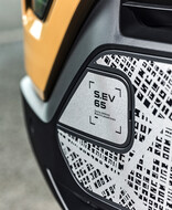 Vorderer Stoßfänger eines Autos, auf dem der Plan einer Stadt als Designelement abgebildet ist.