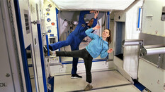 Checkerin Marina und ein Astronaut in einer nachgebauten Raumstation.