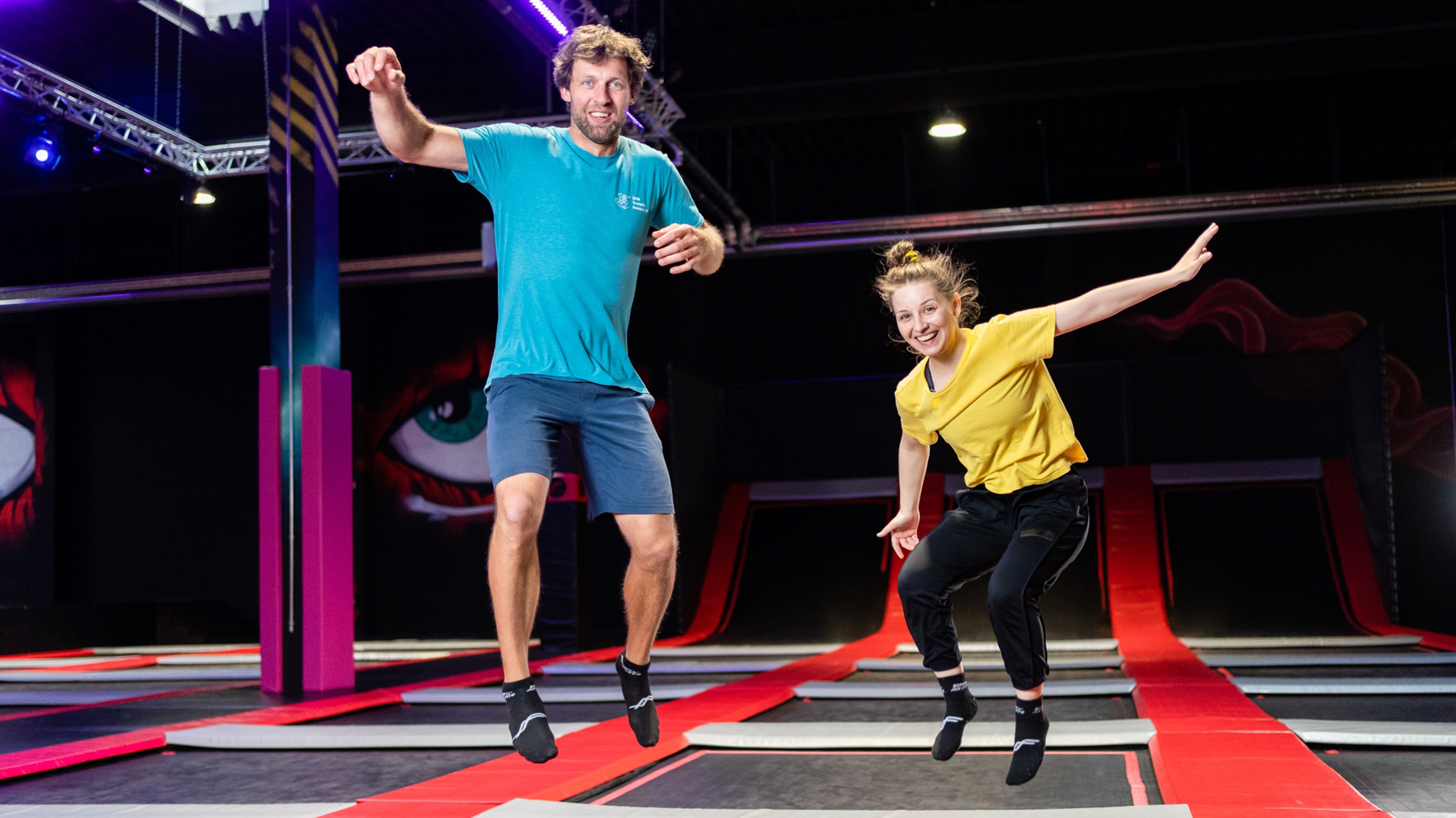 Marina Blanke und ein Trainer hüpfen auf einem Trampolin. Dreharbeiten für den Sprung-Check.
