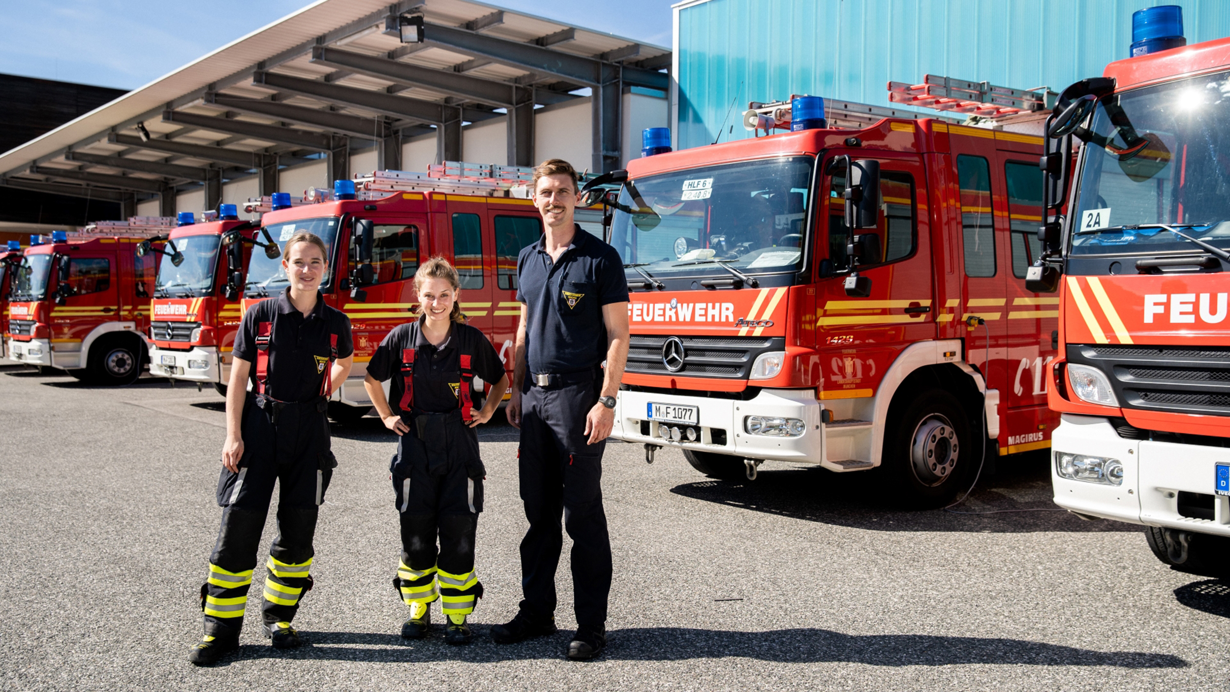 Dreh für Feuerwehr-Check Folge. 3 Menschen stehen vor Feuerwehrautos.