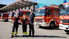 Dreh für Feuerwehr-Check Folge. 3 Menschen stehen vor Feuerwehrautos.