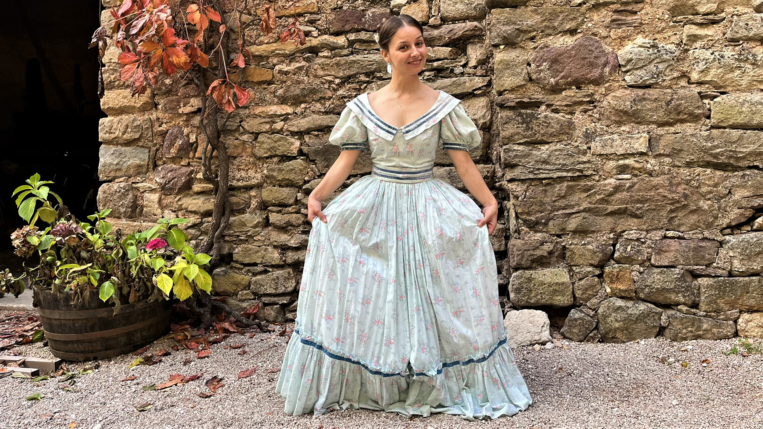 Marina Blanke als im Hofdamen-Kostüm für einen Filmdreh.
