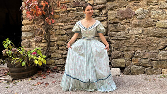 Marina Blanke als im Hofdamen-Kostüm für einen Filmdreh.