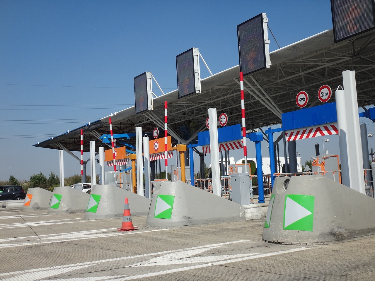 Mehrere Fahrspuren einer französischen Mautstation zum Bezahlen der Mautgebühren