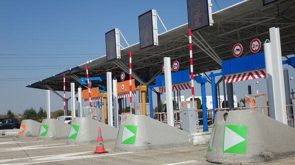 Mehrere Fahrspuren einer französischen Mautstation zum Bezahlen der Mautgebühren