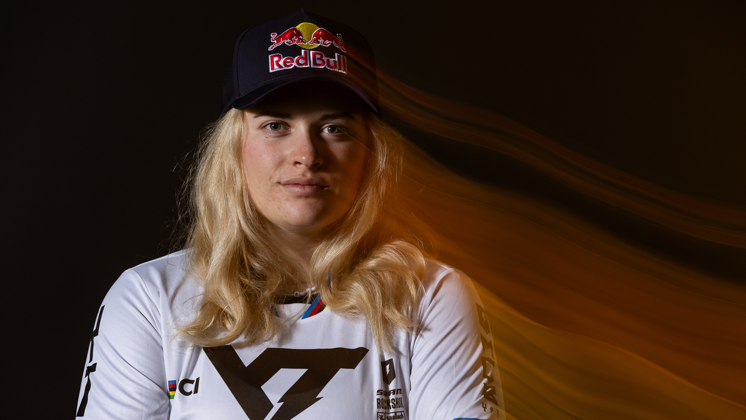 Profilbild von Mountainbike-Weltmeisterin Vali Höll mit Baseballcap.