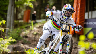 Mountainbikerin Vali Höll beim Rennen.