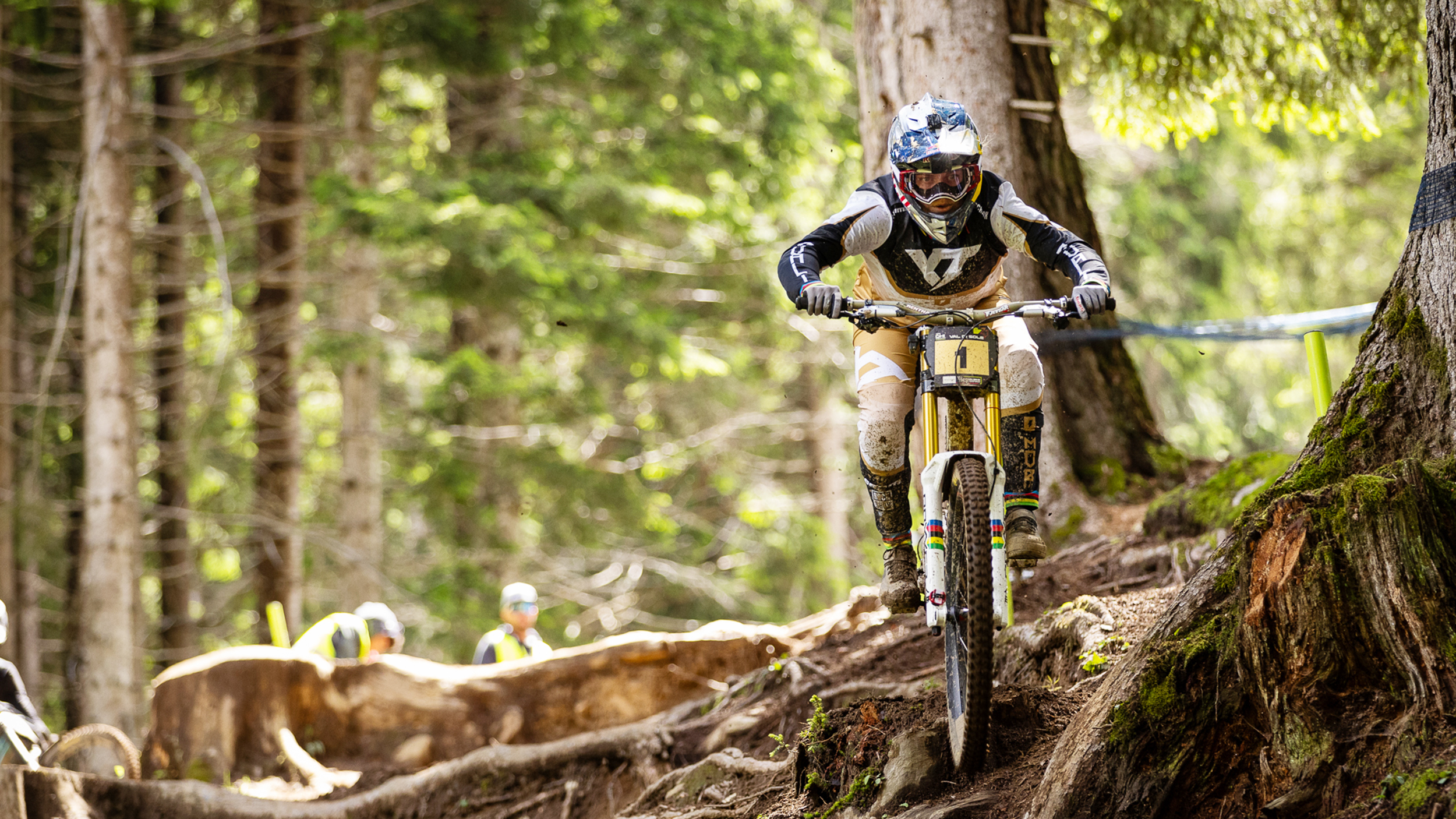 Vali Höll in Action bei einem Mountainbikerennen im Wald.