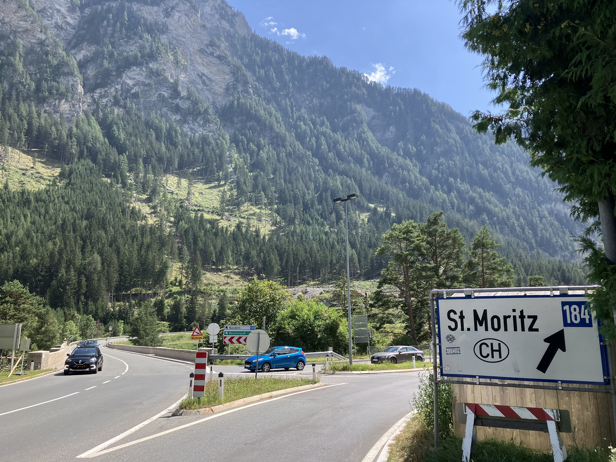Kreuzungsbreich Reschenstraße mit der Engadinerstraße