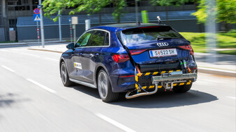 Einfach drauflosfahren spielt es hier nicht. Die Strecke ist vordefiniert, der Fahrstil ebenso. Ein blaues Auto mit einem mobilen Abgasmessgerät am Heck fährt auf einer Straße.