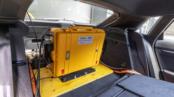 Viel Technik auf wenig Raum. Ein mobiles Abgasmessgerät im Kofferraum eines Autos.