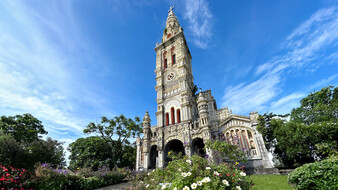 Kirche umgeben von einem Garten mit Blumen