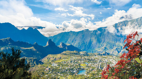 Panoramablick über eine Stadt in einem grünen Tal
