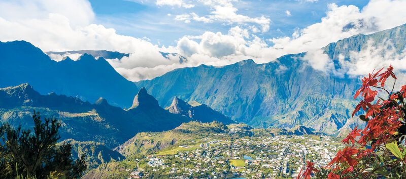 Panoramablick über eine Stadt in einem grünen Tal