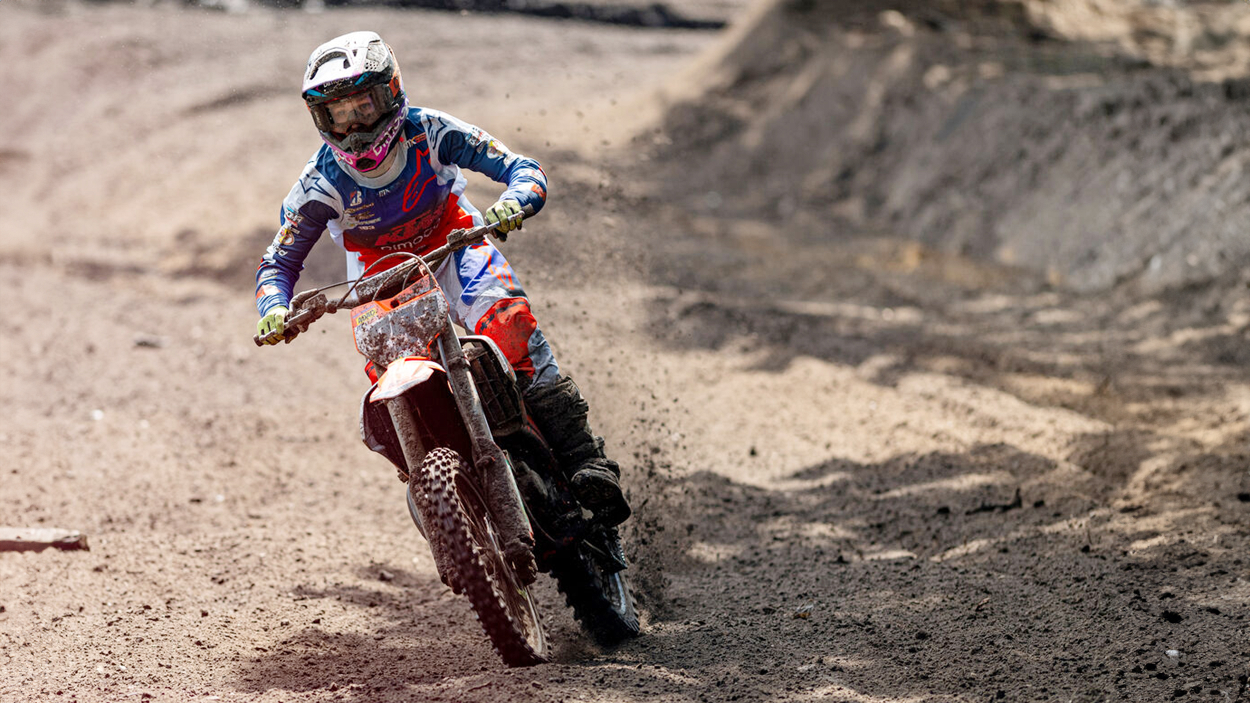 Ein Motocross-Rennfahrer fährt auf einer Rennstrecke.