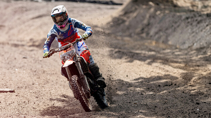 Ein Motocross-Rennfahrer fährt auf einer Rennstrecke.